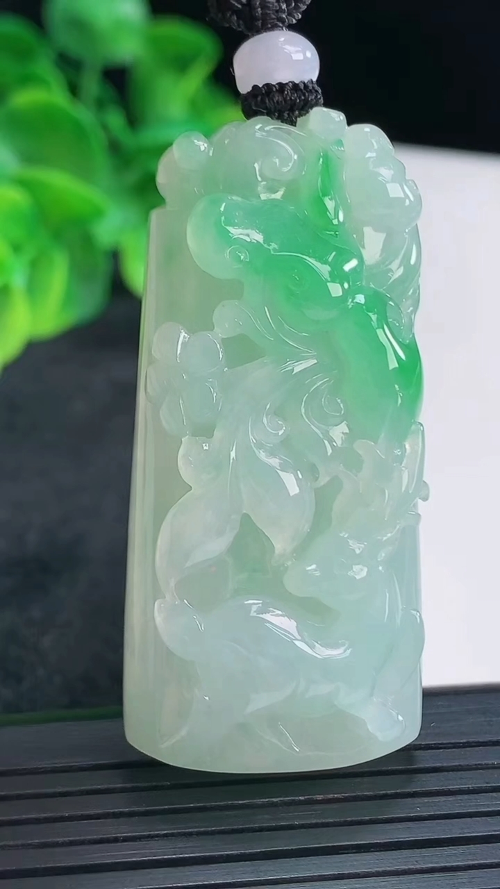 天然A货翡翠梅花鹿吊坠尺寸54.8-25-10.7重量:35.58g
4月15日