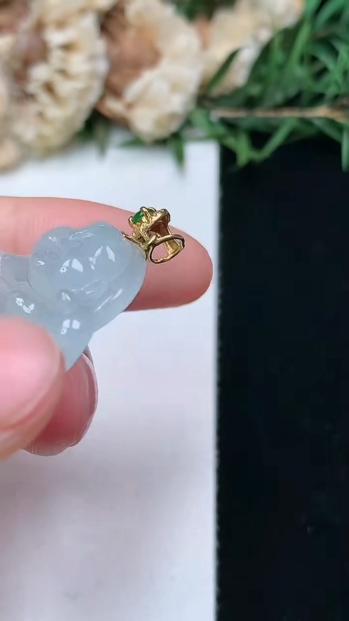 天然A货翡翠白冰佛公吊坠，尺寸24-30.3-6.8，重量:7.49g
4月15日