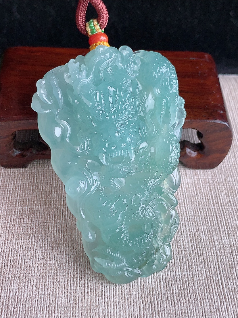 天然A货翡翠晴水龙牌吊坠  
尺寸72-46.2-12.2mm 重量66.25g 0414