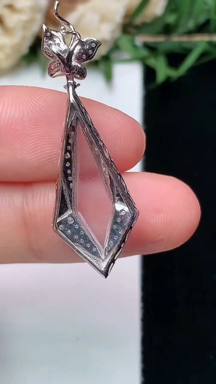 天然A货翡翠白冰随形吊坠，尺寸37-11.8-6.4，裸石20.8-5，重量:1.90g
4月15日