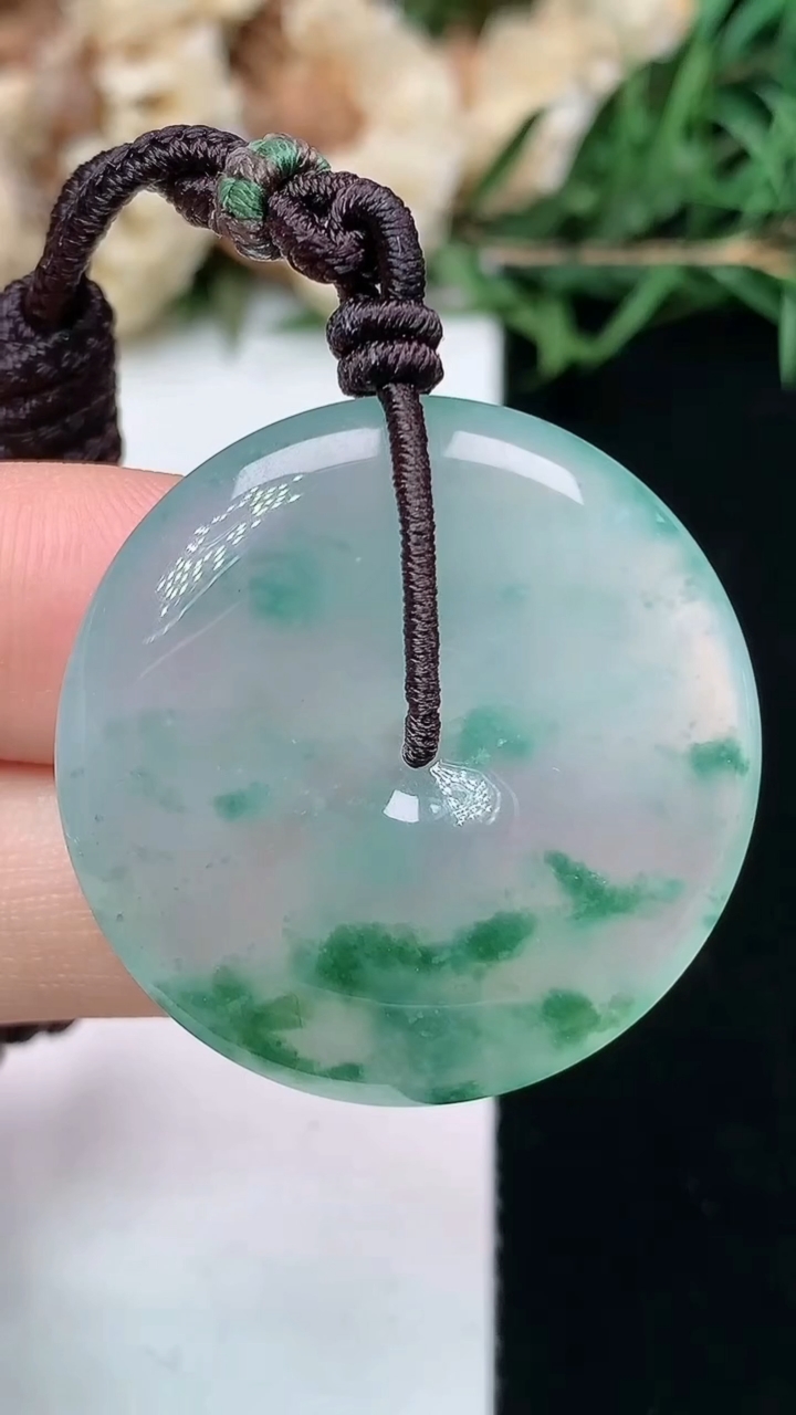 天然A货翡翠飘花平安扣吊坠，尺寸30.7-5.4，重量:12.16g
4月15日