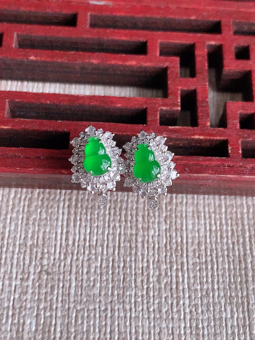 天然A货翡翠18K金伴钻镶嵌阳绿葫芦耳钉 
尺寸4.8-3mm 重量1.66g 0414