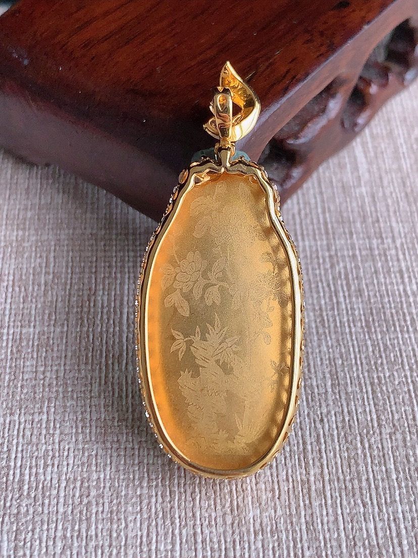 天然A货翡翠18K金伴钻镶嵌飘花福瓜吊坠 
尺寸47.6-19-10.6裸石32.8-16.6mm 