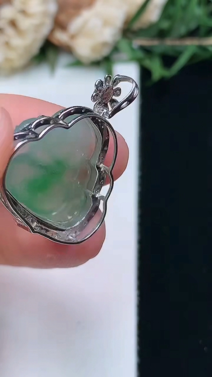 天然A货翡翠佛公吊坠，尺寸25-23.8-7.3，裸石14.4-21.9
4月15日