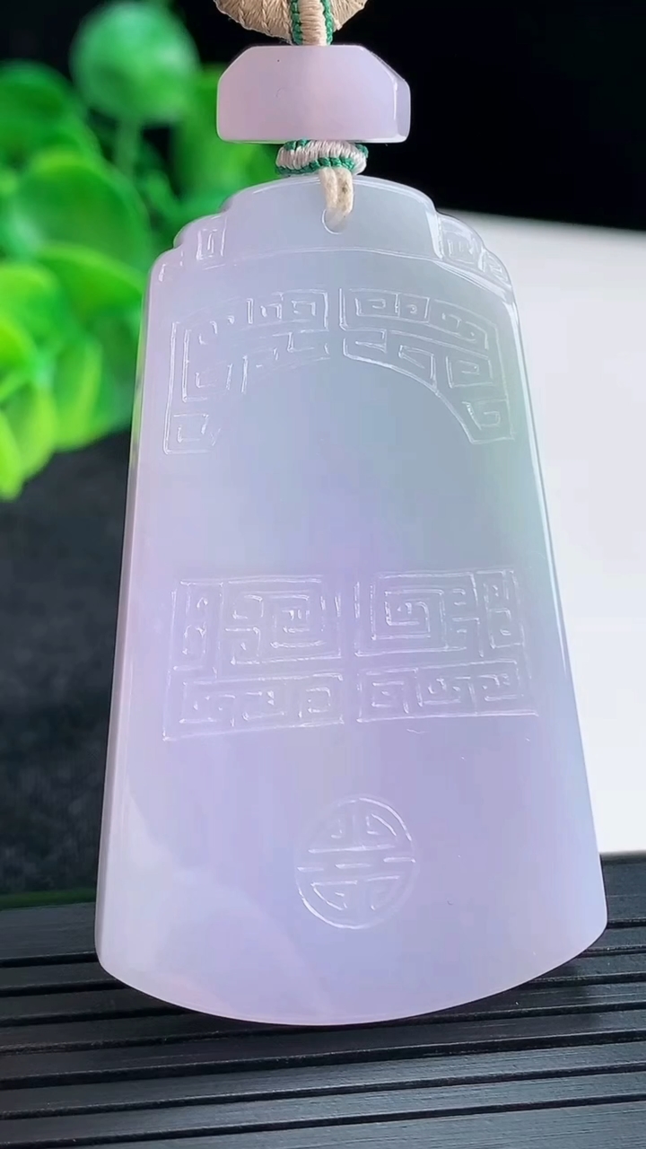 天然A货翡翠紫罗兰仿古无事牌吊坠尺寸55.6-34.2-6重量:39.00g
4月15日