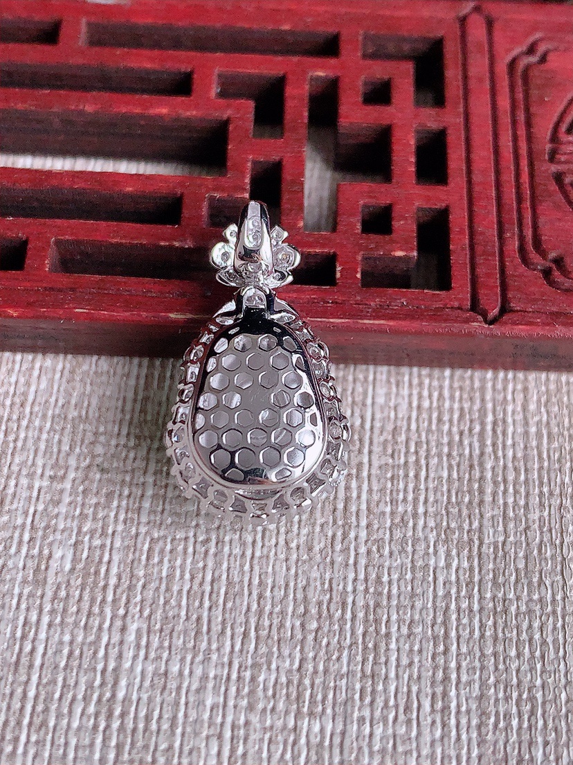 天然A货翡翠18K金伴钻镶嵌阳绿葫芦吊坠 
尺寸23.8-13-10.2裸石12.8-10mm 重量