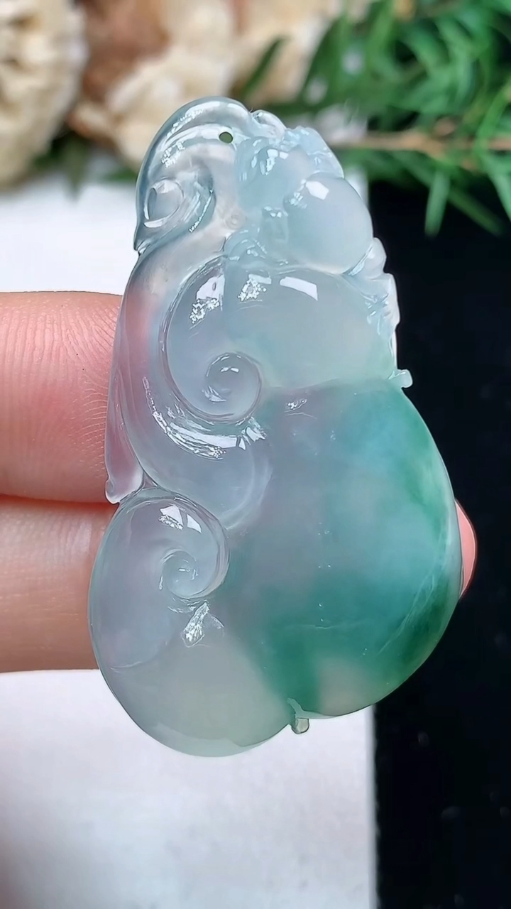 天然A货翡翠飘花如意吊坠，尺寸40.6-23.7-5.8，重量:8.59g
4月15日