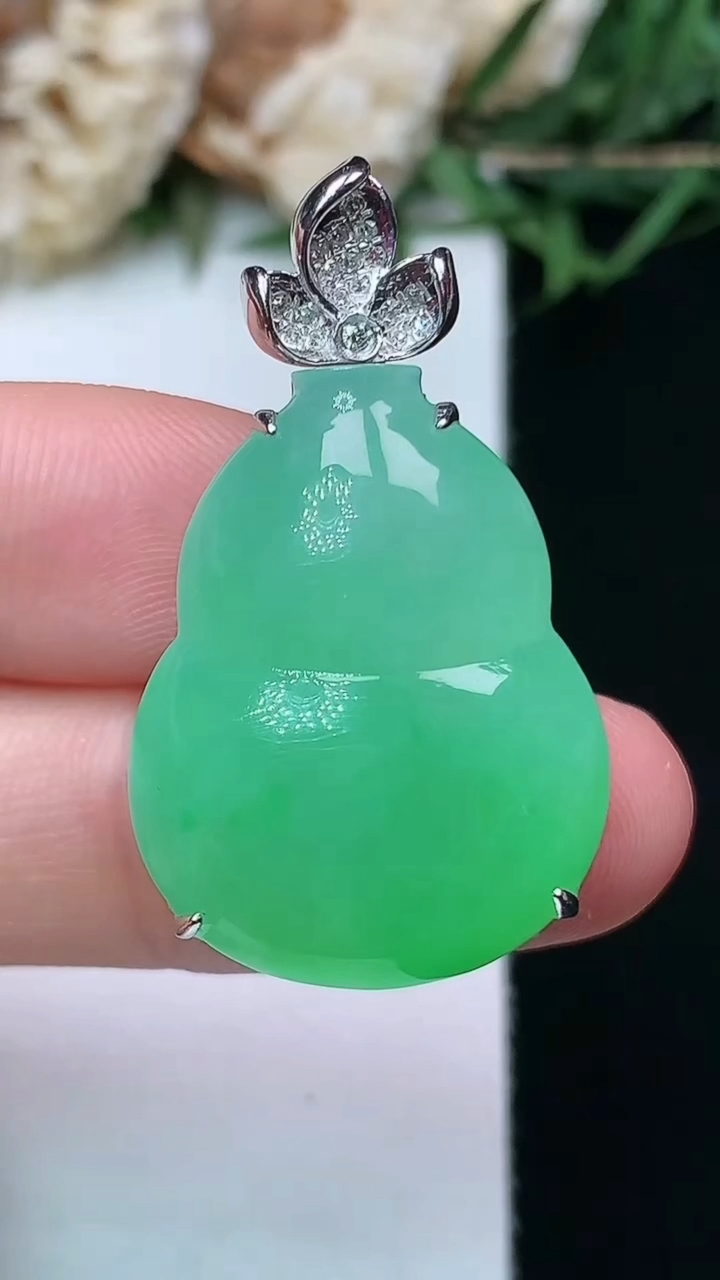 天然A货翡翠葫芦吊坠，尺寸24.8-19.2-10.8，重量:8.79g
4月15日