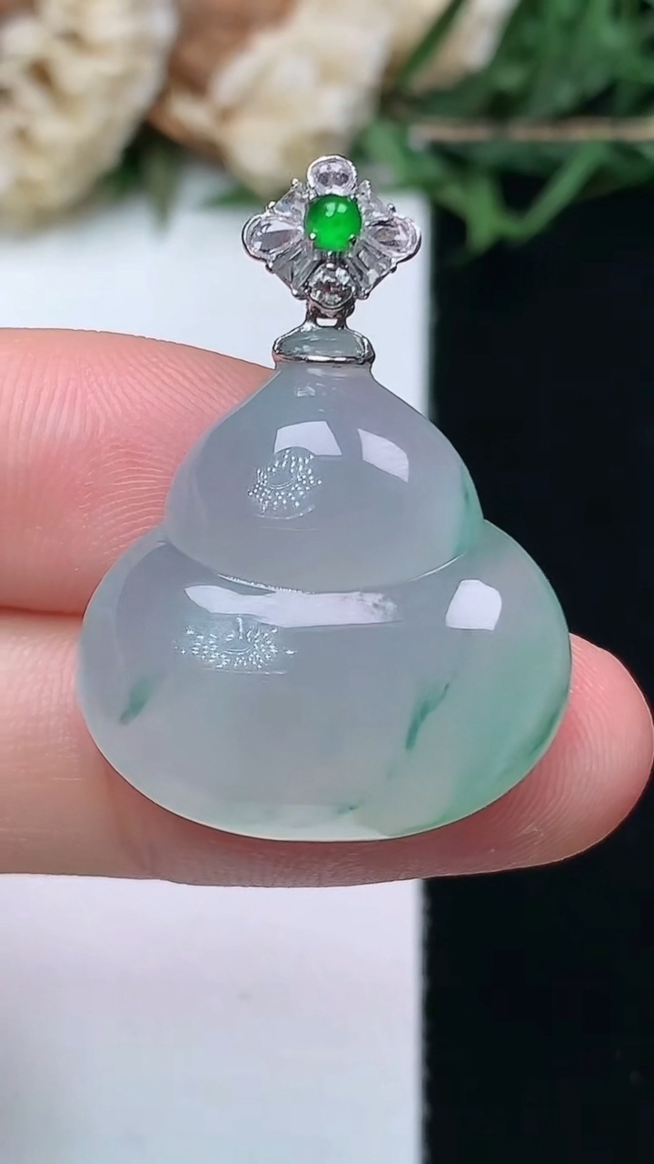 天然A货翡翠飘花葫芦吊坠，尺寸21.3-21.9-6.6，重量:6.00g
4月15日