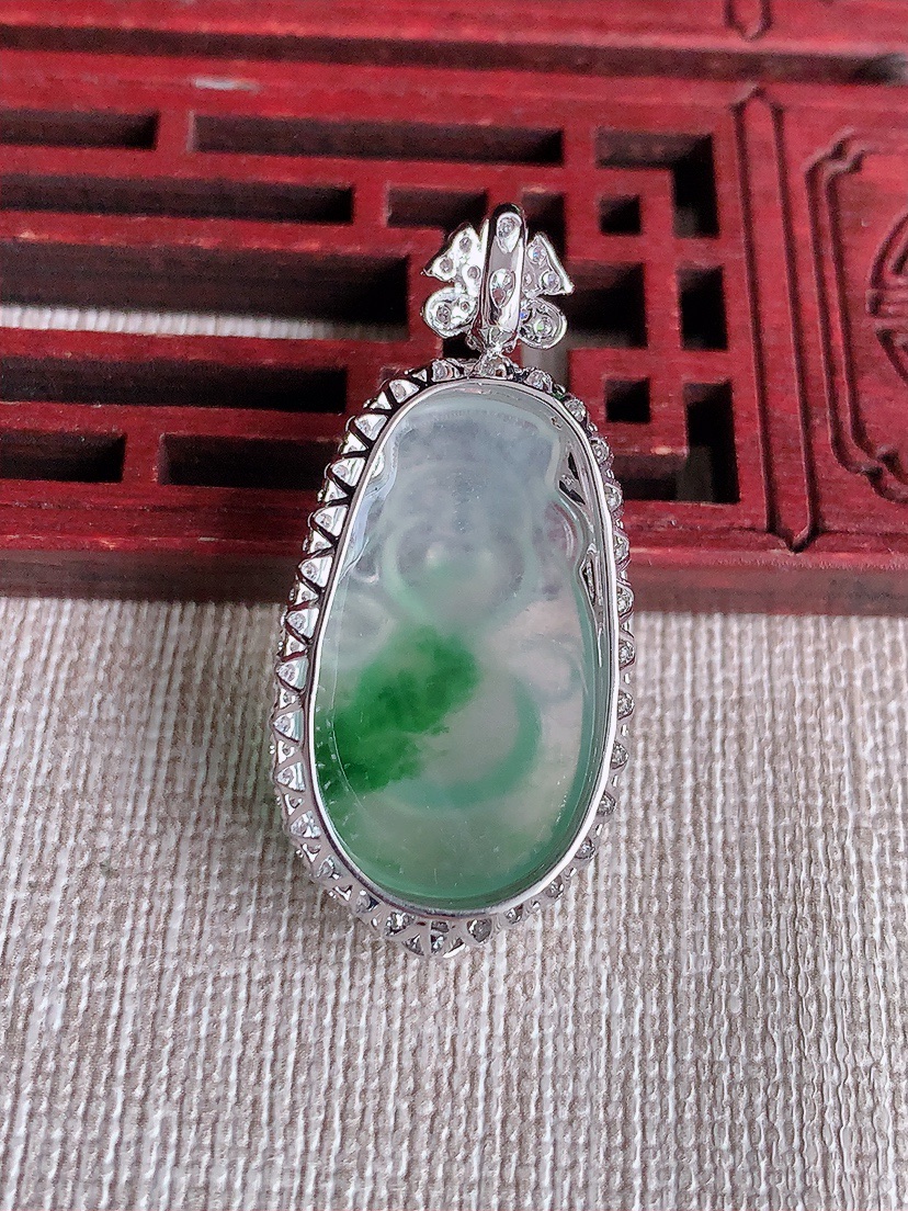 天然A货翡翠18K金伴钻镶嵌飘绿财神爷吊坠 
尺寸36.3-17.2-10.2裸石25-14.8mm 重量5.25g 0414