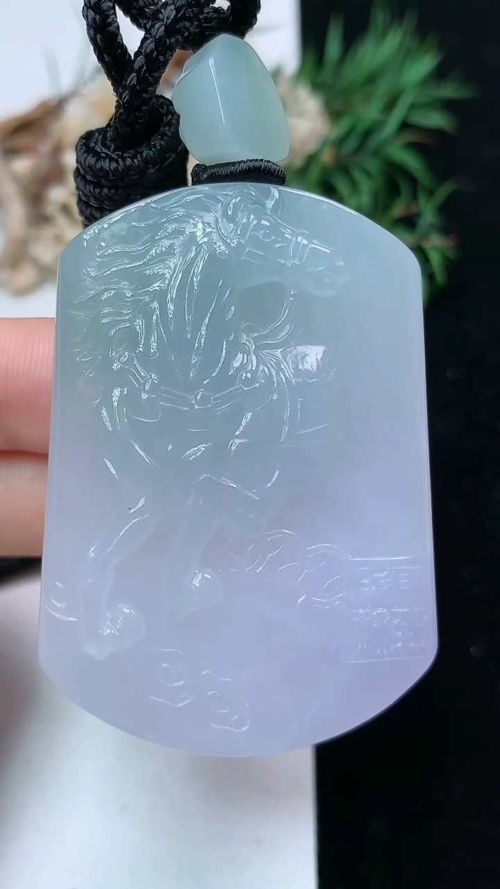 天然A货翡翠春带彩 紫罗兰生肖马牌吊坠，尺寸51.7-37.8-10.8，重量:52.00g
4月1