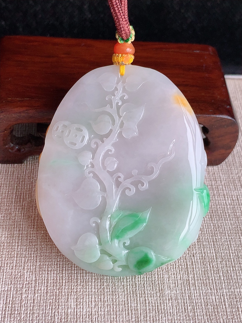 天然A货翡翠黄加绿双彩鸟语花香吊坠  
尺寸62.3-49.2-19.5mm 重量88.95g 0414