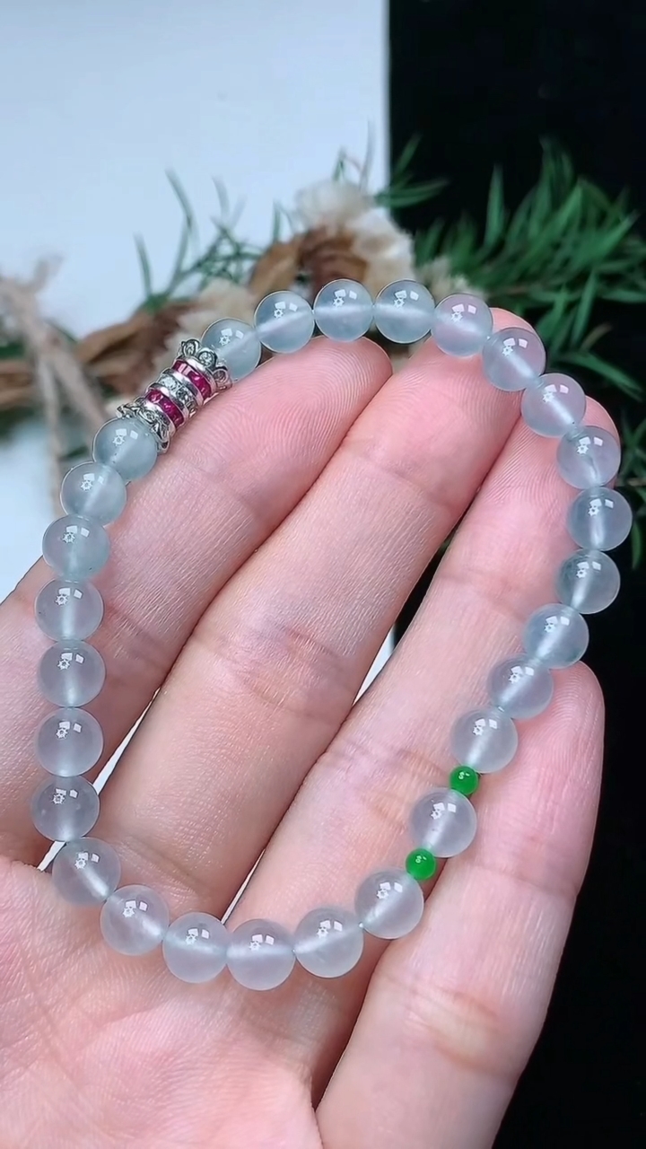 天然A货翡翠白冰圆珠手串，尺寸5.9-29颗，重量:11.00g4月15日
工厂直销收藏佳品,种好水足，色泽均匀，有种有色，上手高大气！