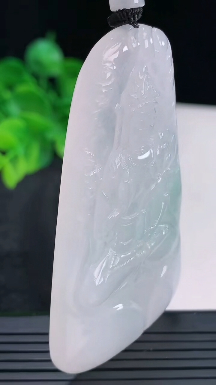 天然A货翡翠飘花大势至菩萨吊坠尺寸68.9-41.9-7.2重量:47.69g
4月15日