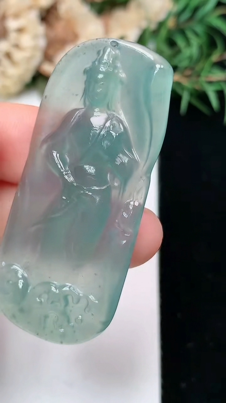 天然A货翡翠蓝水观音菩萨吊坠，尺寸48.8-21.9-3.5，重量:9.28g
4月15日