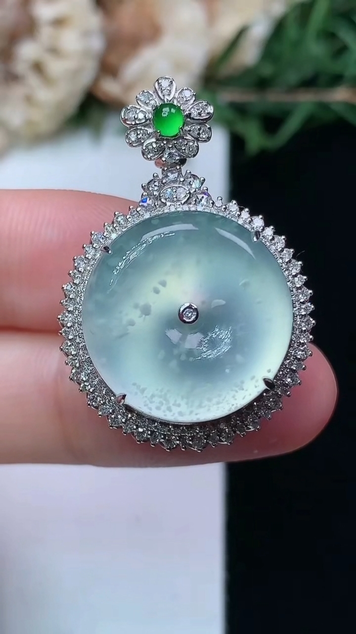 天然A货翡翠白冰平安扣吊坠，尺寸32-21.6-11.6，裸石17，重量:7.02g
4月15日