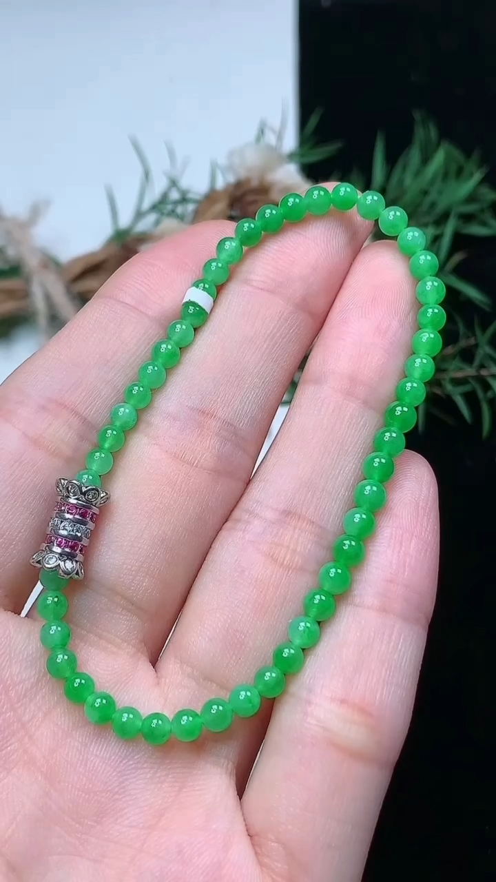 天然A货翡翠小米珠手串，尺寸3-48颗，重量:5.15g4月15日
工厂直销收藏佳品,种好水足，色泽