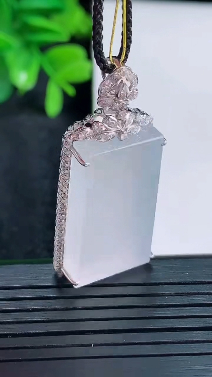 天然A货翡翠种白冰无事牌吊坠尺寸39.8-17.4-7.7裸石26.4-14.9重量:8.80g
4月15日