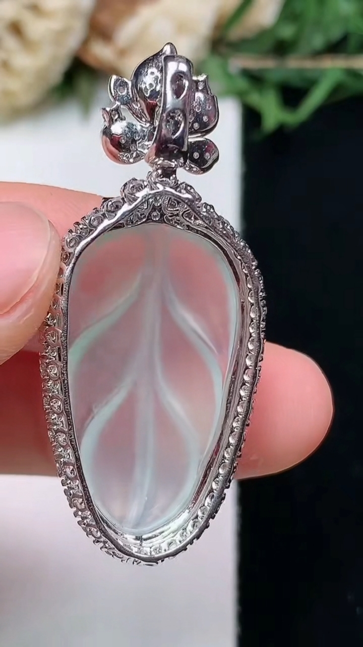 天然A货翡翠白冰金枝玉叶 叶子吊坠，尺寸40.5-17.8-8.8，裸石24.9-14.4，重量:5.17g
4月15日