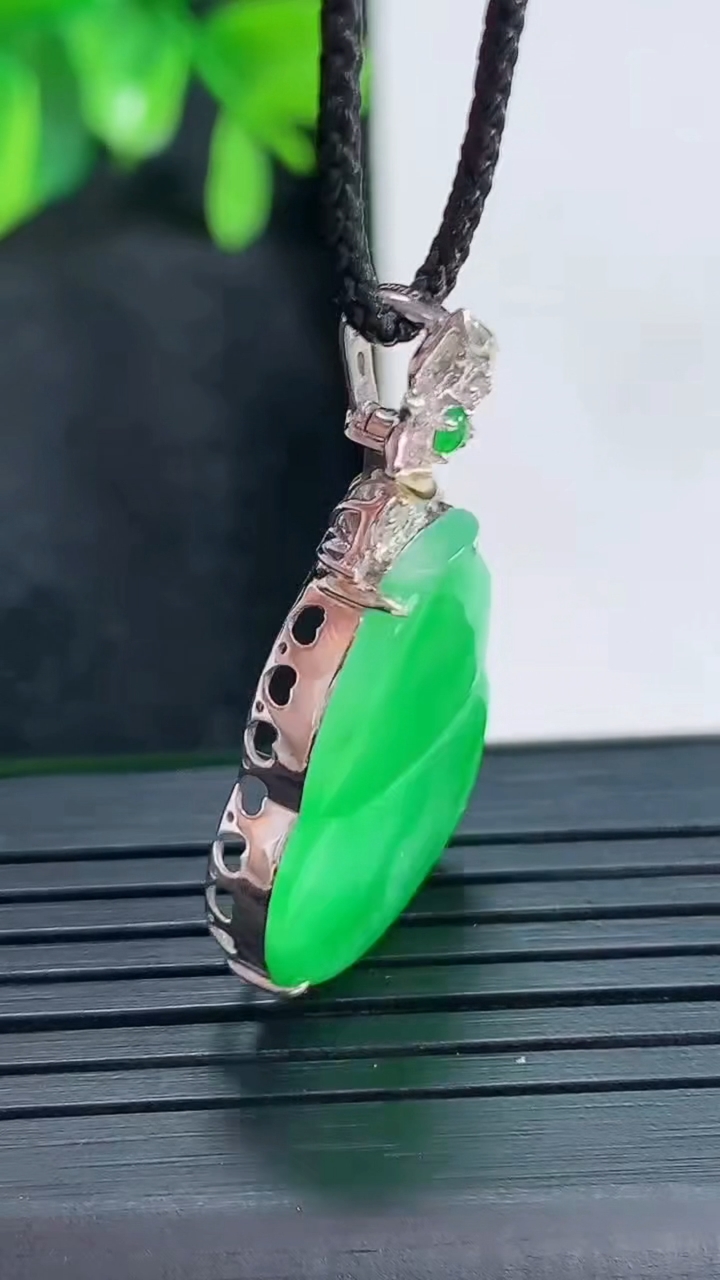 天然A货翡翠葫芦吊坠尺寸32.8-22.7-18.1-5.3重量:4.75g
4月15日