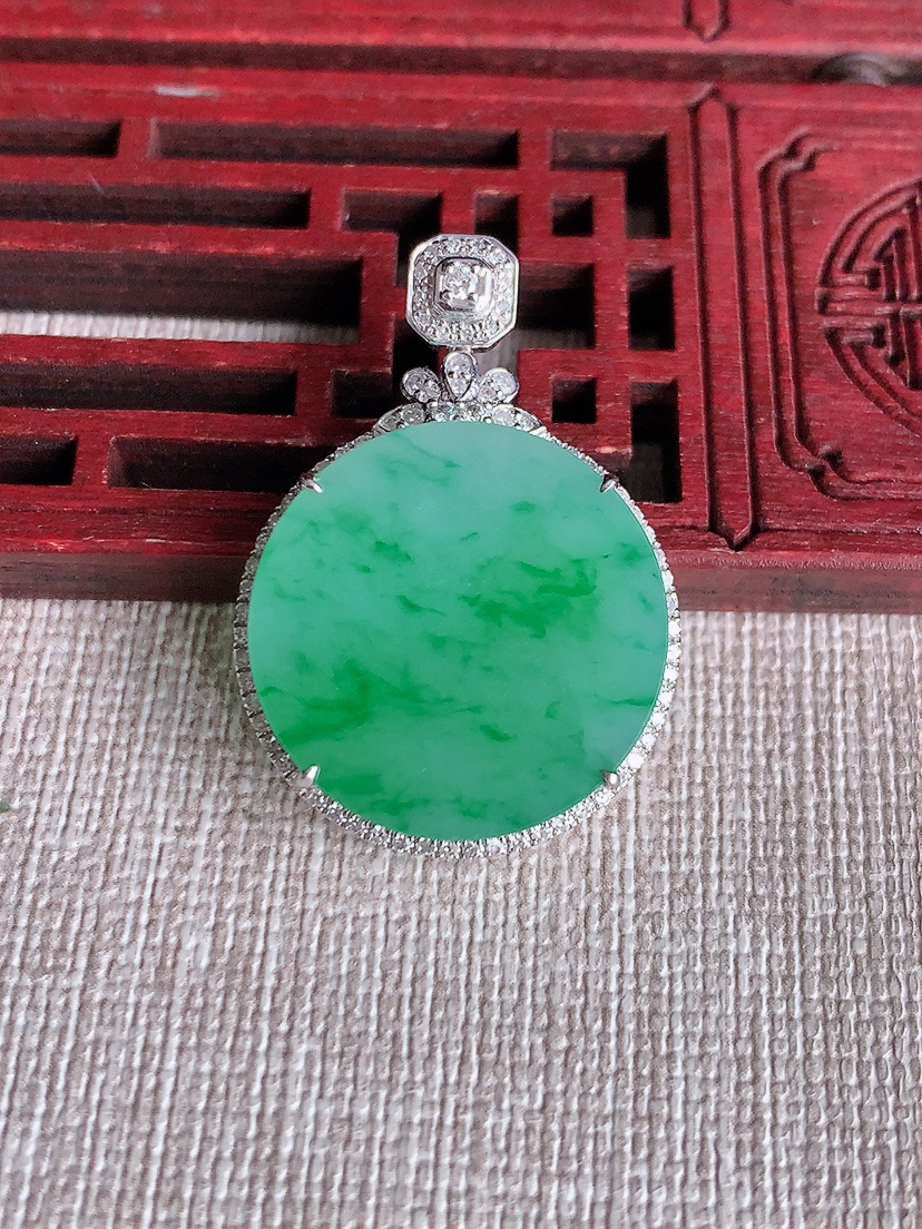 天然A货翡翠18K金伴钻镶嵌飘绿无事牌吊坠 
尺寸31.6-22.5-7.5裸石20.3mm 重量6