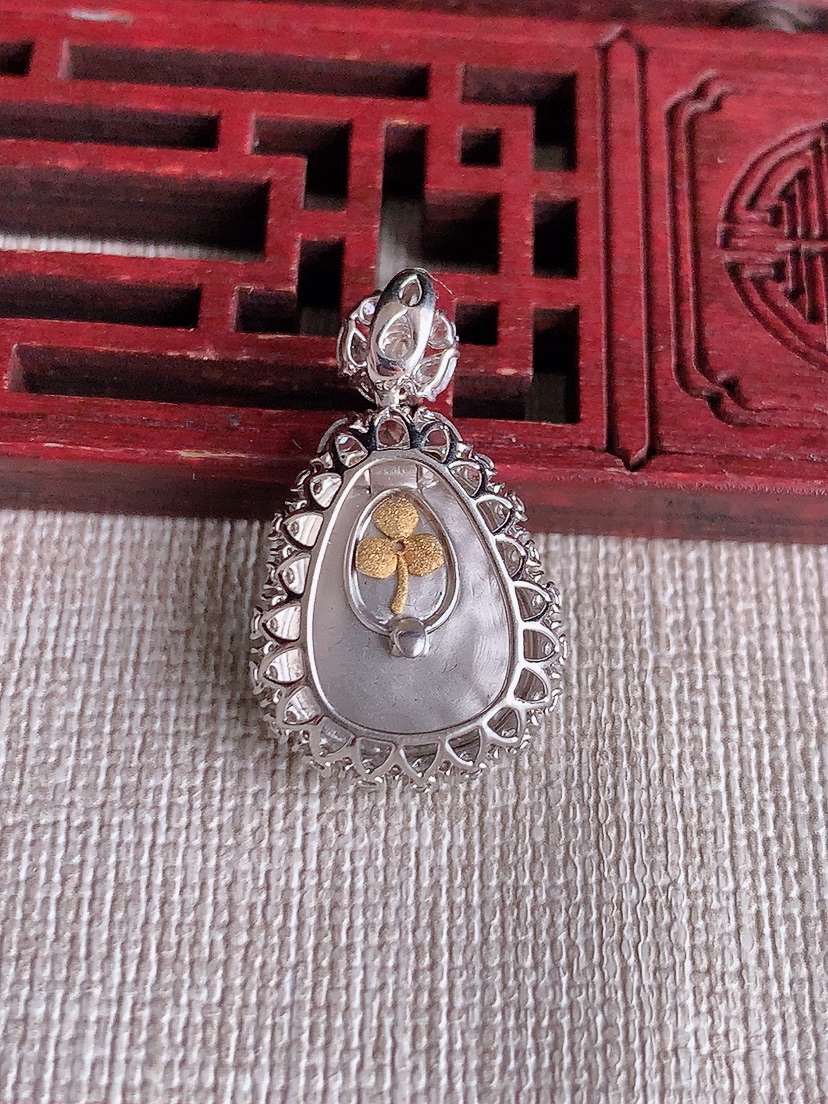 天然A货翡翠18K金伴钻镶嵌满绿葫芦吊坠 
尺寸27.2-16-7.5裸石15-12.5mm 重量4.22g 0414