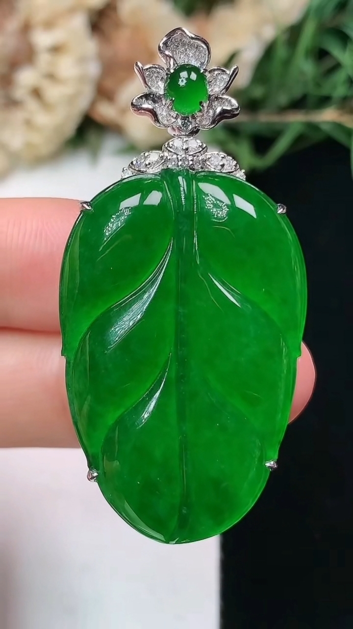 天然A货翡翠金枝玉叶 叶子吊坠，尺寸33.4-22.3-9.6，重量:9.54g
4月15日