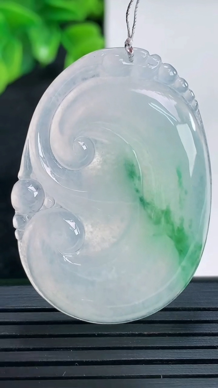 天然A货翡翠飘花如意吊坠尺寸44.4-32.4-5.4重量:15.83g
4月15日