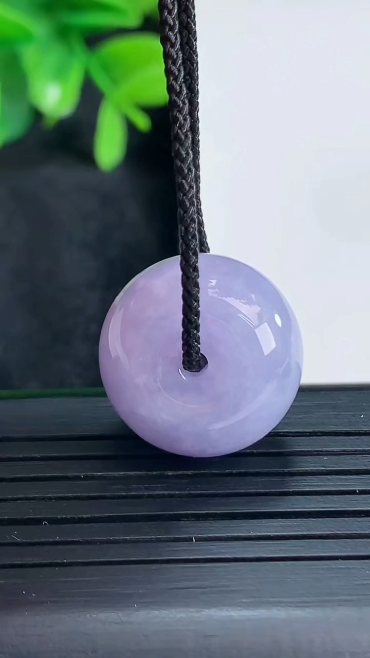 天然A货翡翠紫罗兰路路通吊坠尺寸18.7-12.5重量:9.27g
4月15日