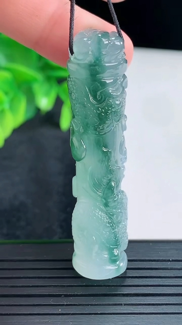 天然A货翡翠飘花龙柱吊坠尺寸53.1-11.5重量:18.25g
4月15日