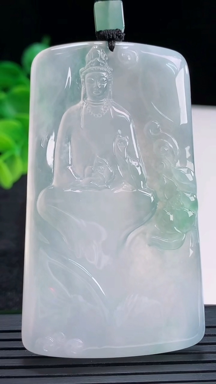 天然A货翡翠观音菩萨吊坠尺寸69.5-41-4.9重量:42.35g
4月15日