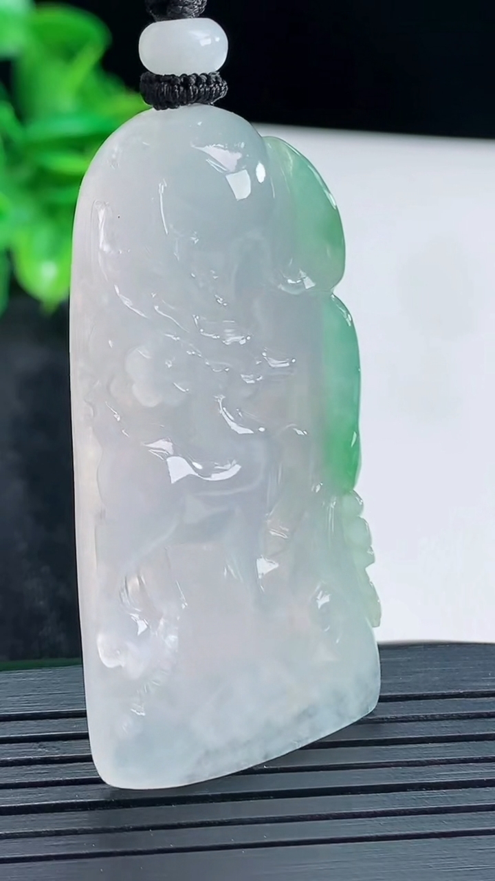 天然A货翡翠梅花鹿吊坠尺寸52.7-26.5-9.5重量:25.89g
4月15日