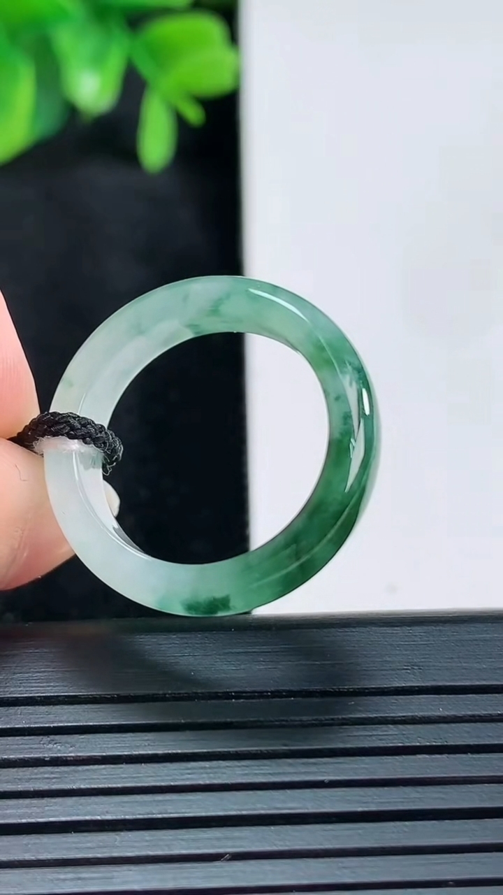 天然A货翡翠飘花指环戒指尺寸18.1-5.7-3重量:3.58g2026年4月15日
工厂直销收藏佳品,种好水足，色泽均匀，有种有色，上手高大气！