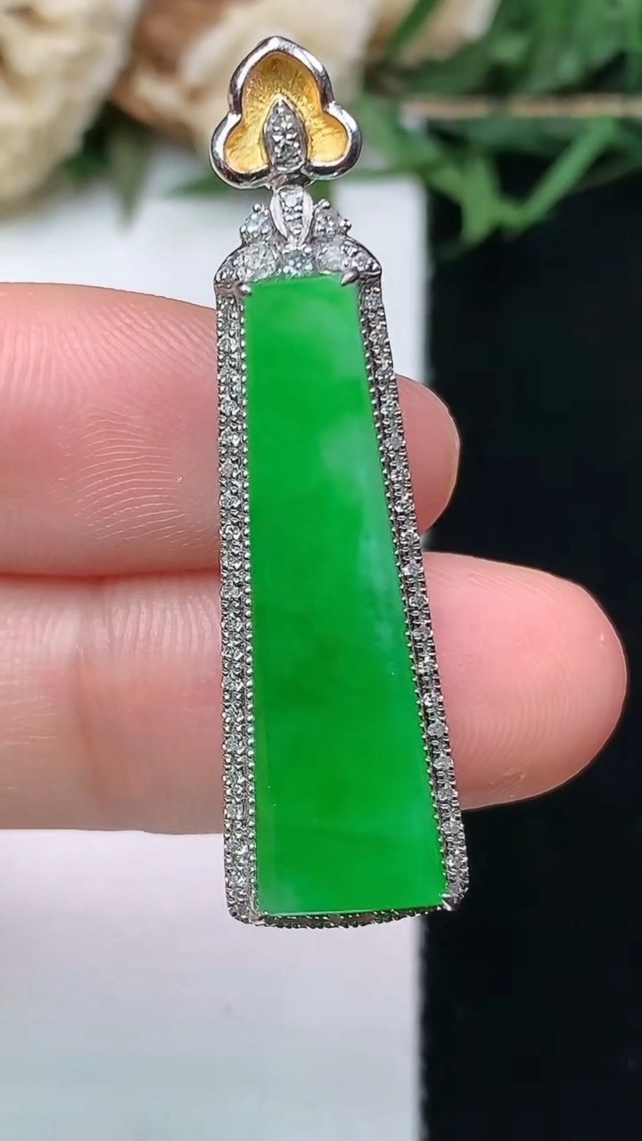 天然A货翡翠无事牌吊坠，尺寸38.7-10.6-8，裸石26-7.4，重量:4.44g
4月15日