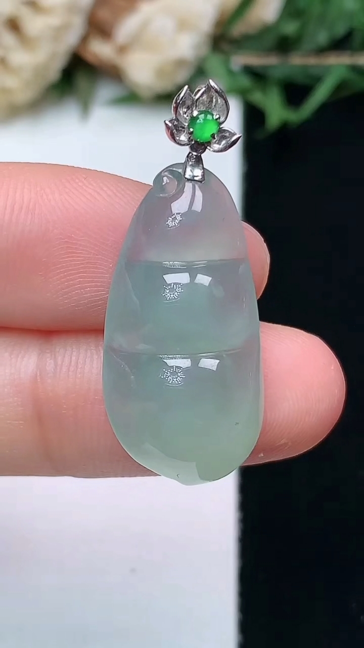 天然A货翡翠福豆吊坠，尺寸24.4-12.2-5.9，重量:3.34g
4月15日