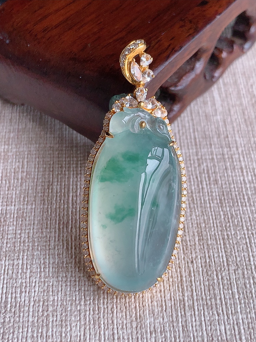 天然A货翡翠18K金伴钻镶嵌飘花福瓜吊坠 
尺寸47.6-19-10.6裸石32.8-16.6mm 