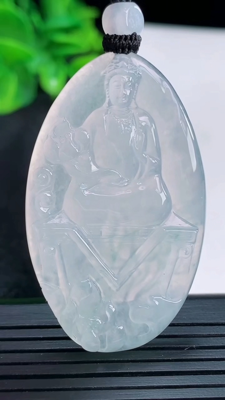 天然A货翡翠大势至菩萨吊坠尺寸50.1-31.2-4.2重量:20.83g
4月15日