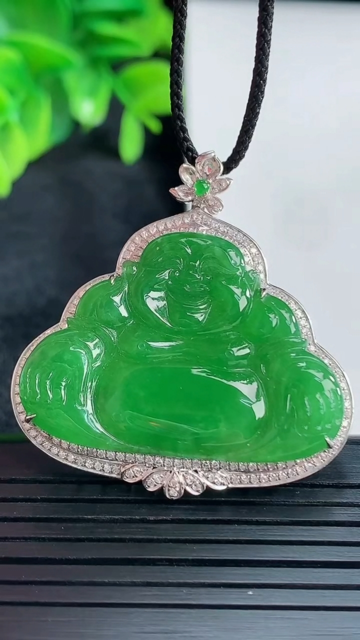 天然A货翡翠佛公吊坠尺寸39-37.2-7.6裸石24.3-34重量:8.66g
4月15日