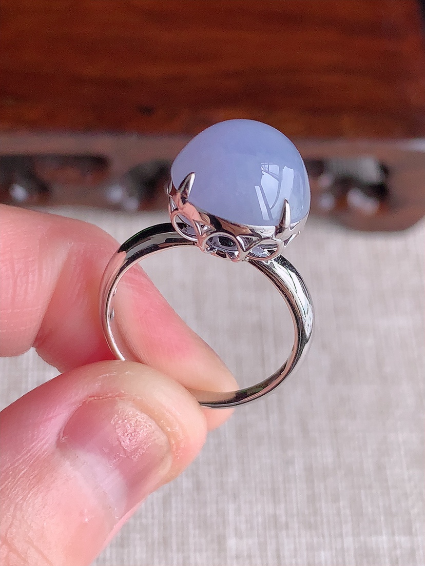 天然A货翡翠18K金镶嵌紫罗兰蛋面戒指 圈口17.5裸石
尺寸11.8-11.6mm 重量3.94g 0414