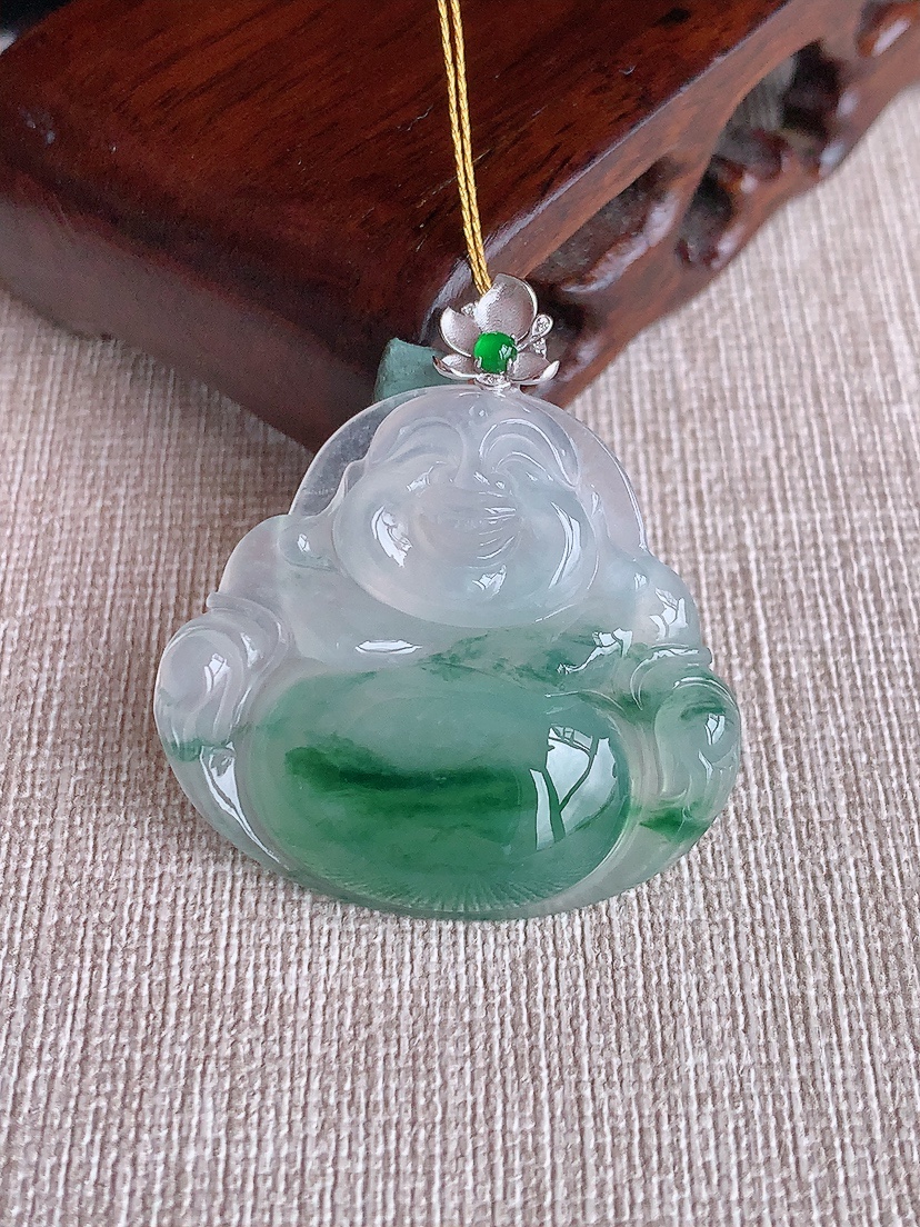 天然A货翡翠18K金扣头飘花佛公吊坠 
尺寸39-31.6-35.2-6.5mm 重量11.00g 0414