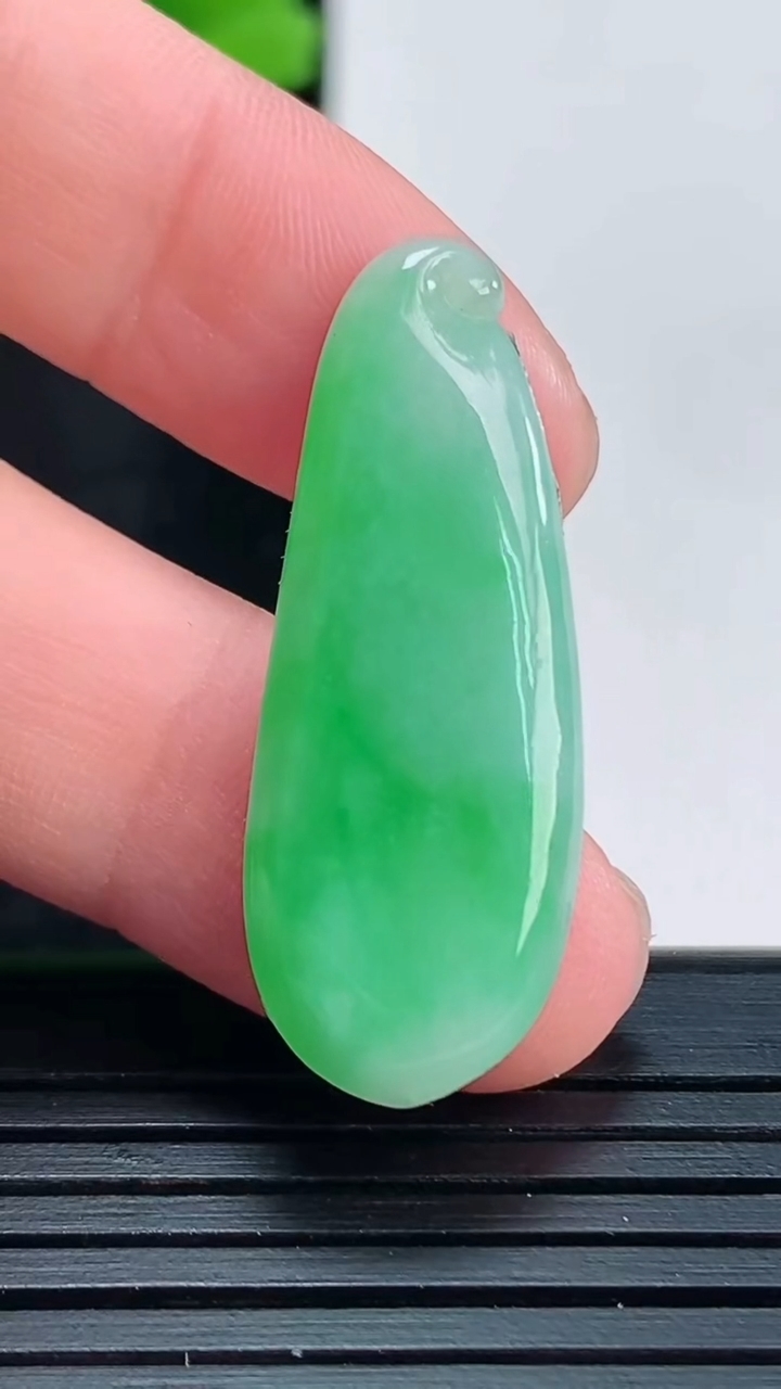 天然A货翡翠福瓜镶嵌件尺寸33.3-12.4-2.8重量:2.80g
4月15日