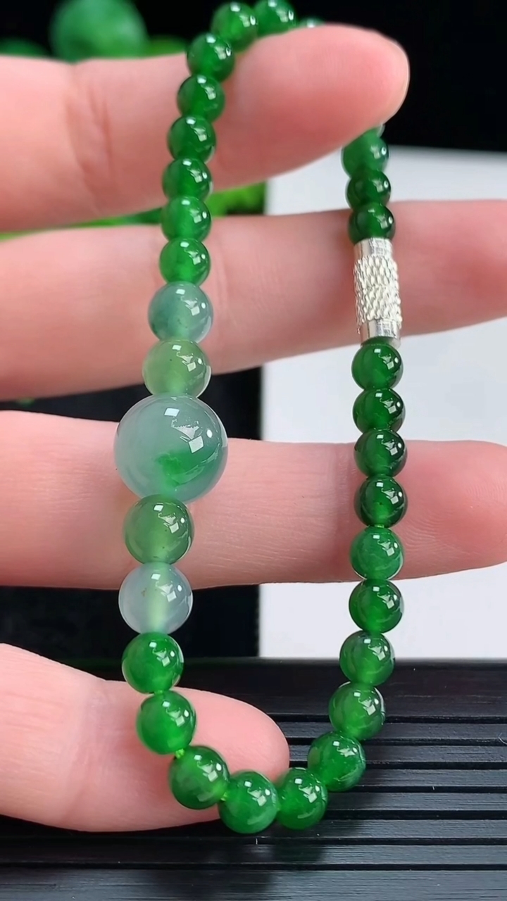 天然A货翡翠圆珠手串尺寸4.8-9.8重量:9.49g4月15日
工厂直销收藏佳品,种好水足，色泽均