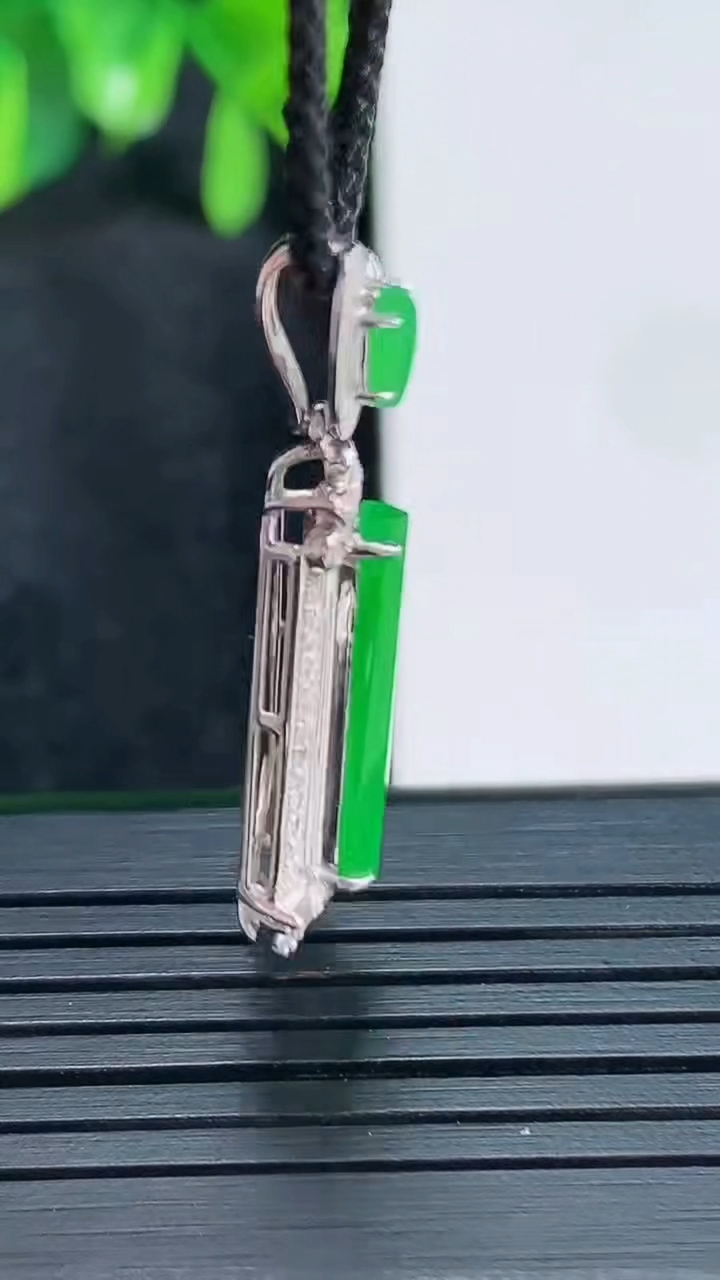 天然A货翡翠无事牌吊坠尺寸33.6-11.6-5.6裸石17-7重量:2.75g
4月15日