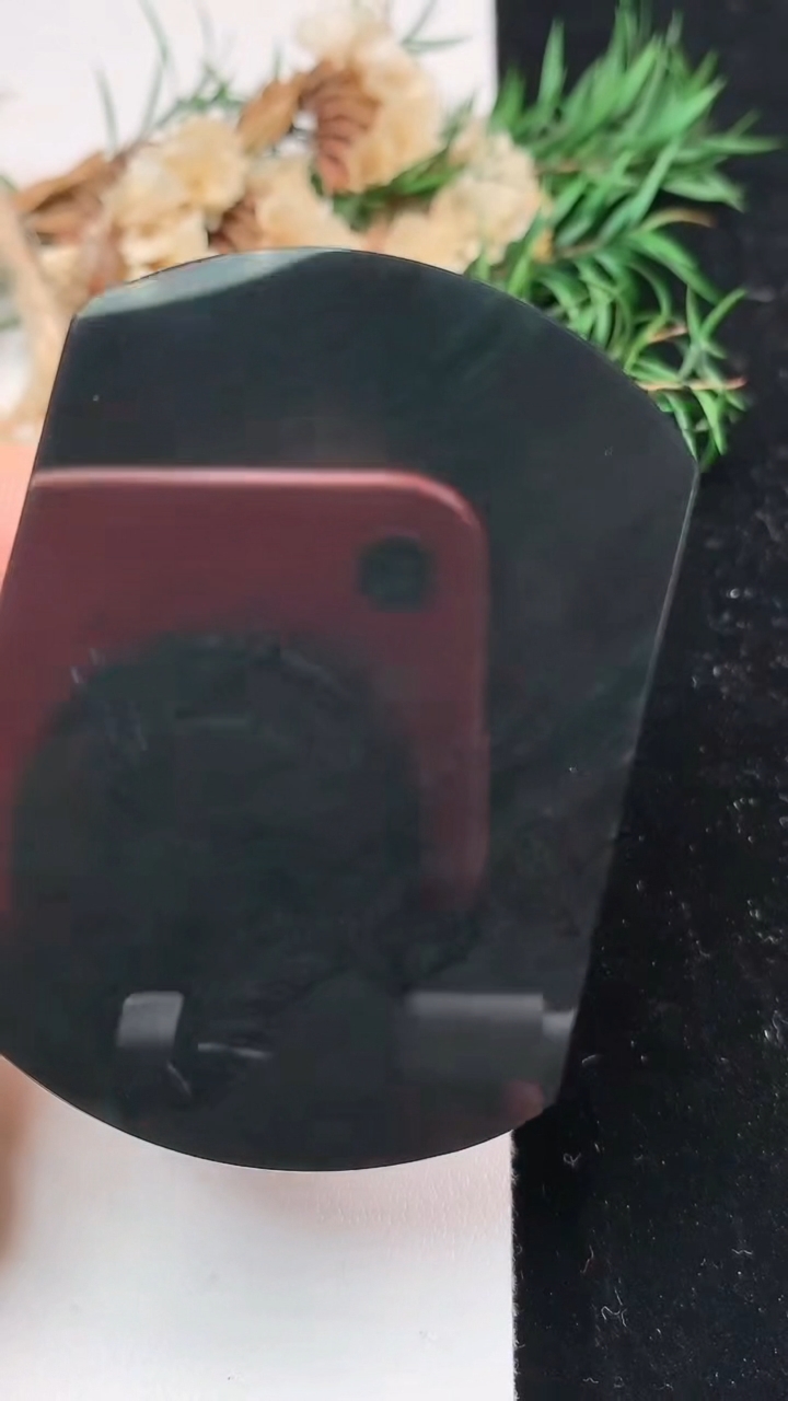 天然A货翡翠墨翠无事牌镶嵌件，尺寸58.3-42.3-4.8，重量:35.00g
4月15日