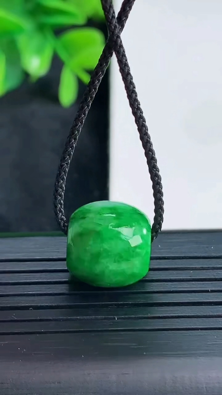 天然A货翡翠路路通吊坠尺寸12.7-13.6重量:3.60g
4月15日