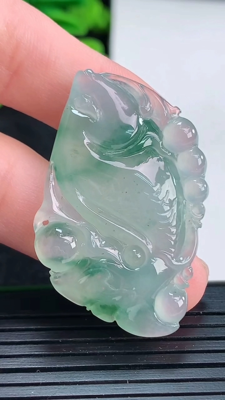 天然A货翡翠飘花年年有余吊坠尺寸41.1-25.1-9.2重量:13.19g
4月15日