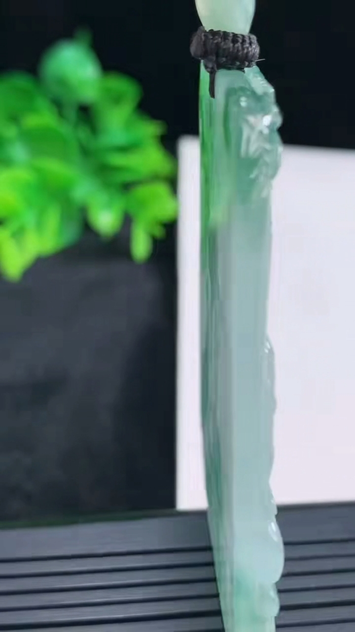 天然A货翡翠飘花大势至菩萨吊坠尺寸65-44.2-4.8重量:39.53g
4月15日