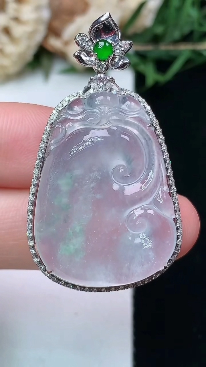 天然A货翡翠如意吊坠，尺寸40-22.8-8.9，裸石27.4-20，重量:6.85g
4月15日