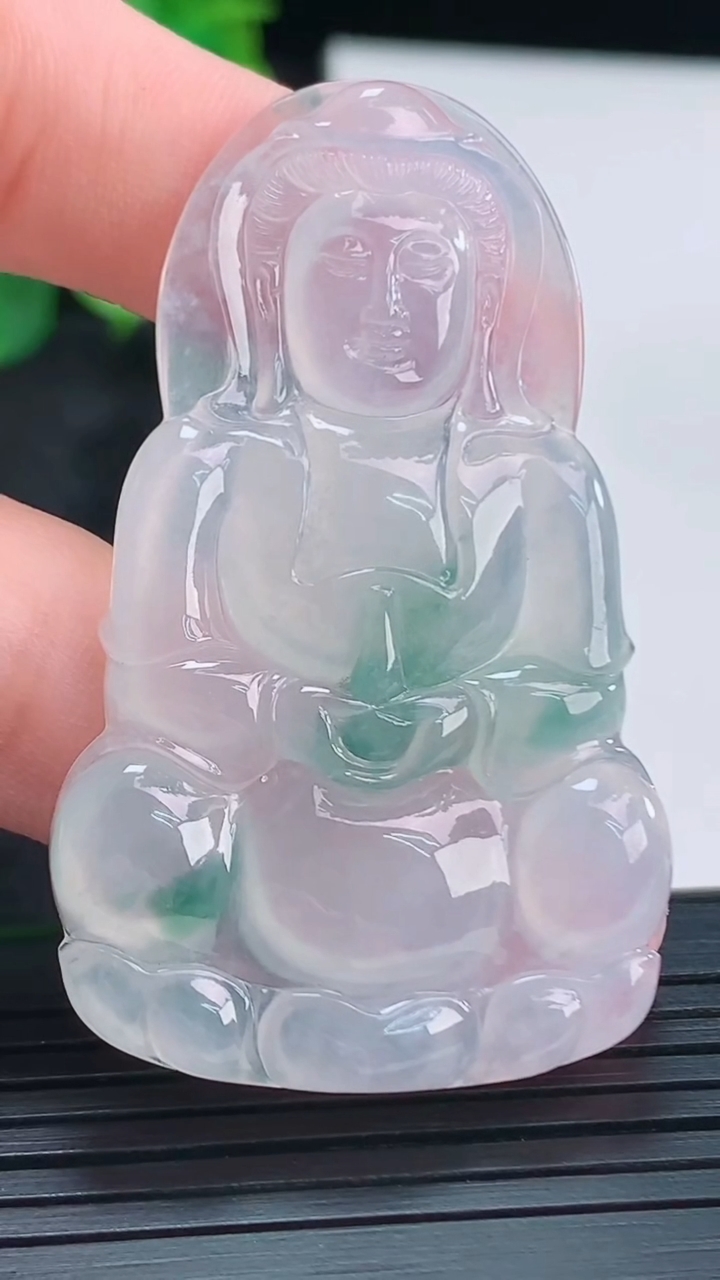 天然A货翡翠种飘花观音菩萨吊坠尺寸50.6-31.1-4.3重量:13.99g
4月15日