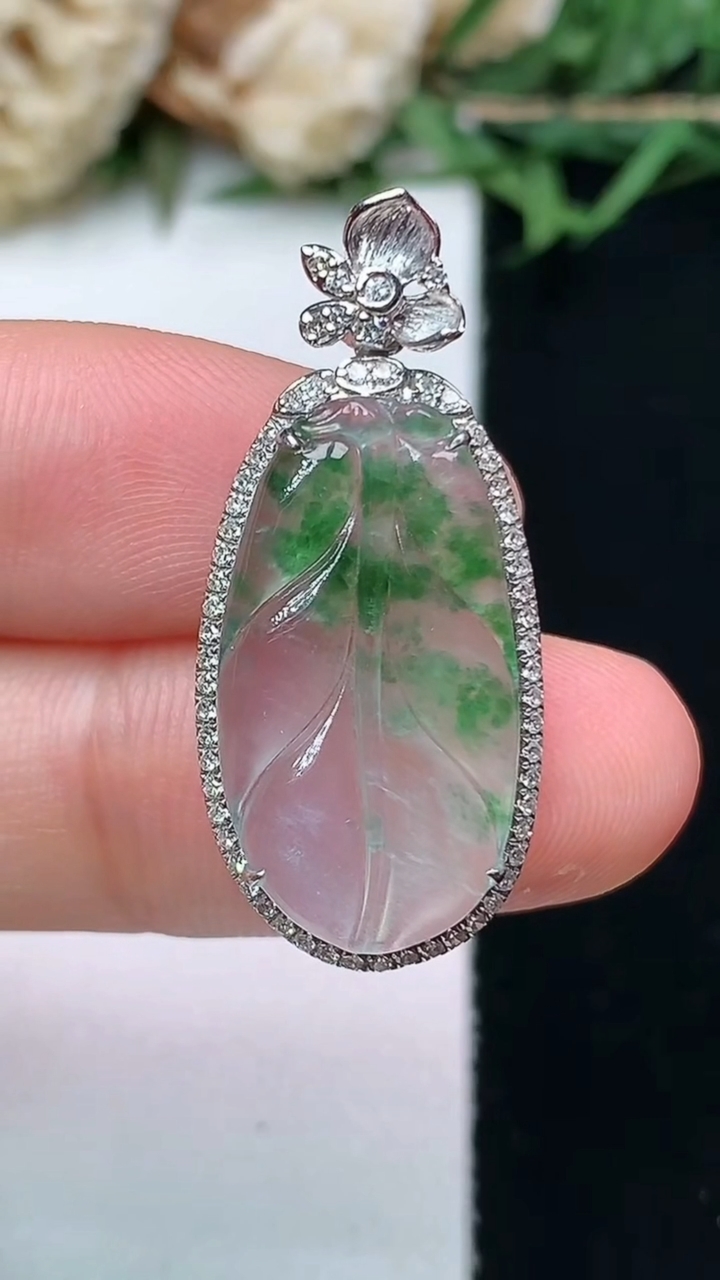 天然A货翡翠金枝玉叶 叶子吊坠，尺寸30.4-13.5-7，裸石21.2-11.3，重量:2.69g